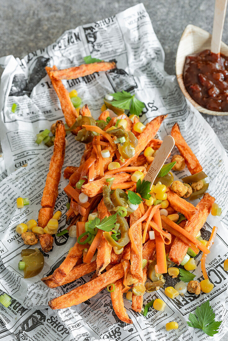 Loaded Fries - pikante Süßkartoffel-Pommes mit Mais