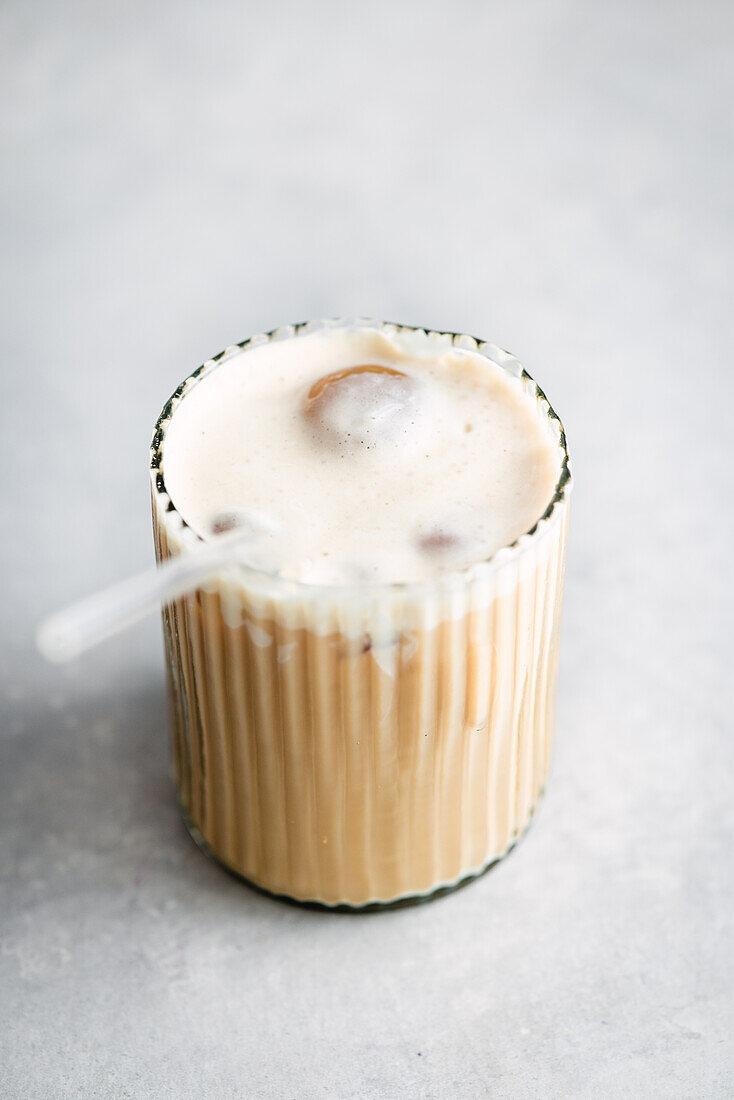 Kalter Milchkaffee mit Eiswürfeln