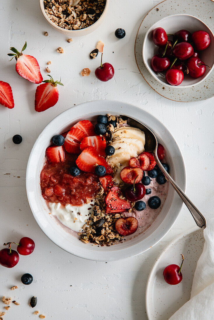 Smoothie Bowl mit Beeren, Früchten und Granola