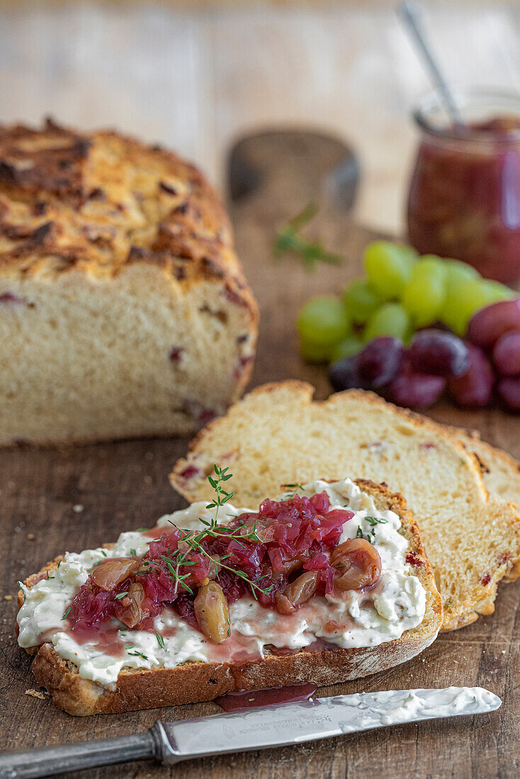 Brot mit Frischkäse und eingelegten Trauben