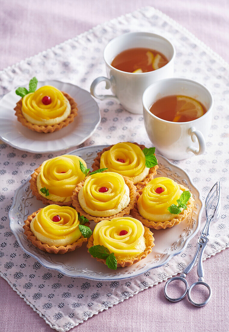 Tartlets with mango roses and cream cheese