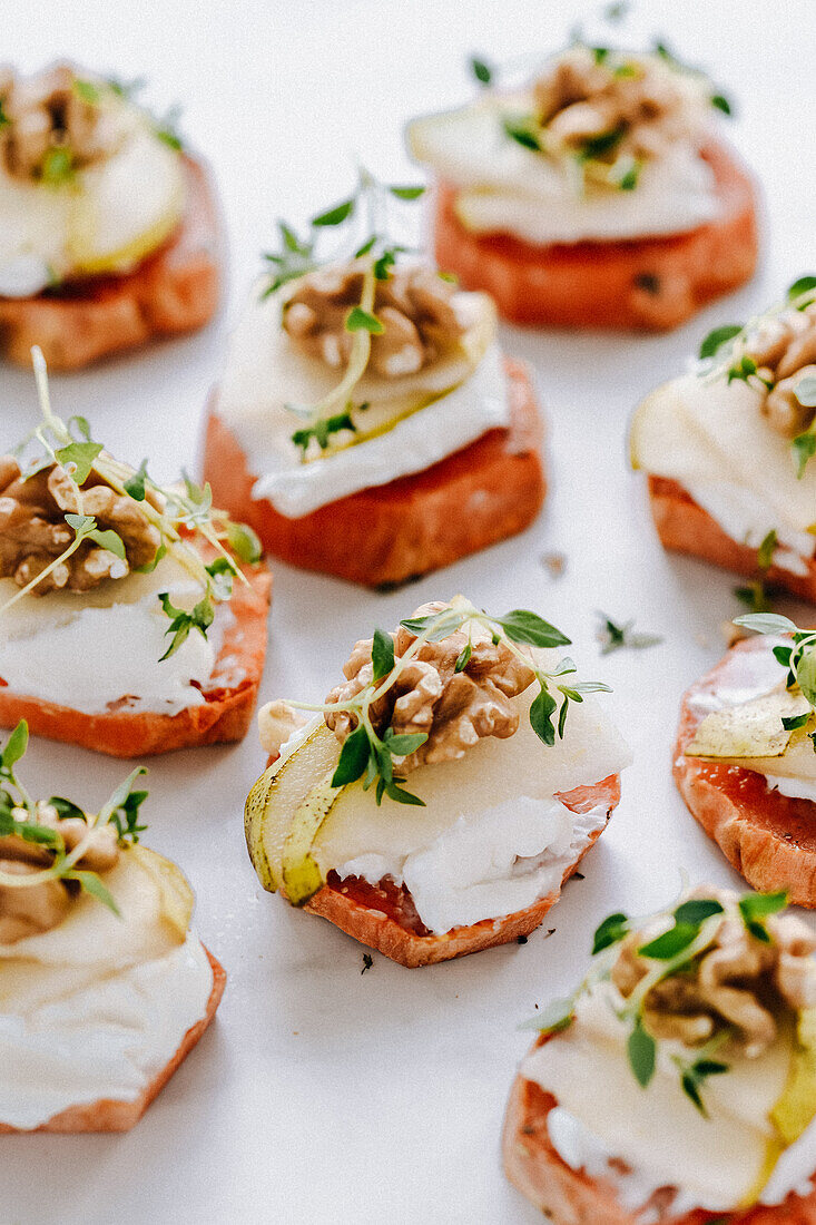 Baked yams with cheese, pear, walnuts and thyme