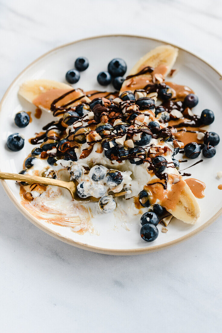 Banana split with blueberries and yoghurt