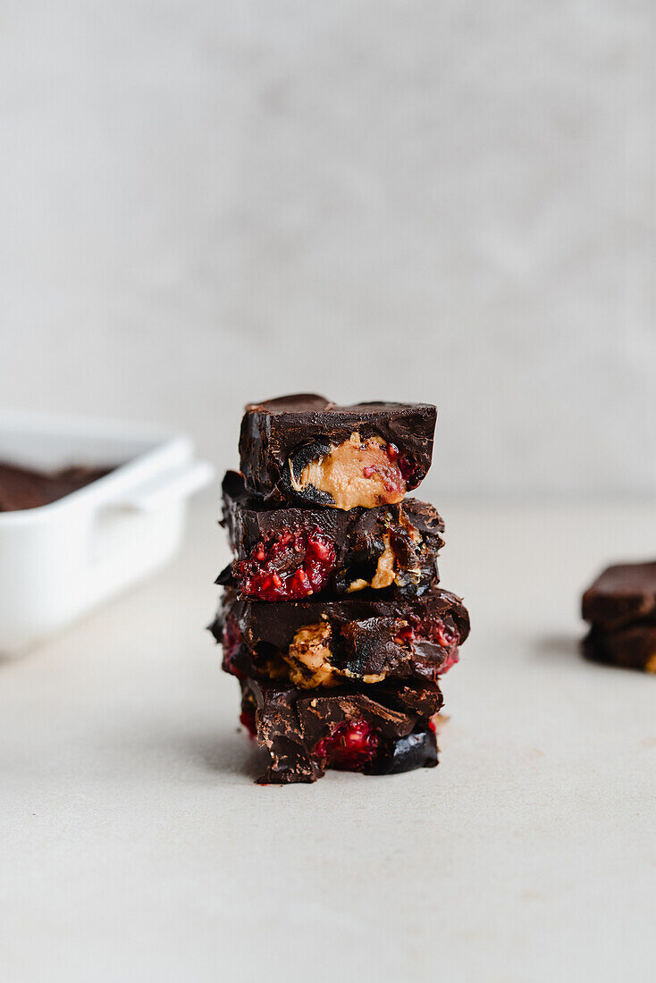 Schokoriegel mit Himbeeren und Erdnussbutter