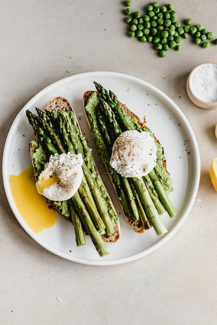 Bread with creamed peas, green asparagus and poached egg