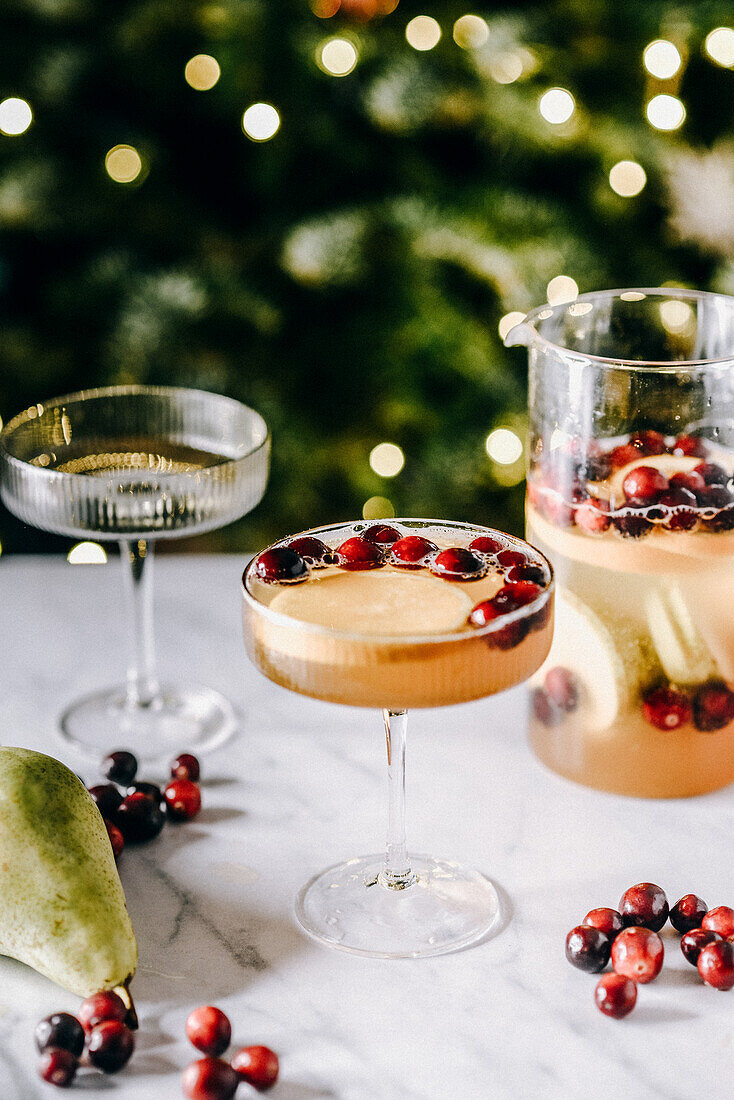 Weihnachtspunsch mit Orangen, Cranberries und Birnen