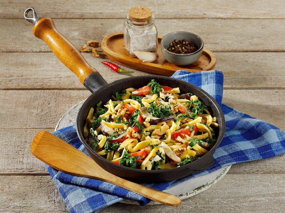 Grünkohlpfanne mit Shiitake, Chili und Spätzle