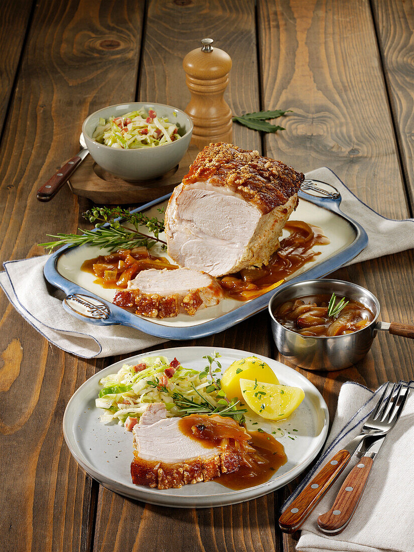 Krustenbraten mit Speck-Krautsalat