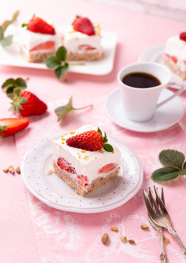 Veganer Biskuitkuchen mit Erdbeeren, Vanillecreme und Pistazien