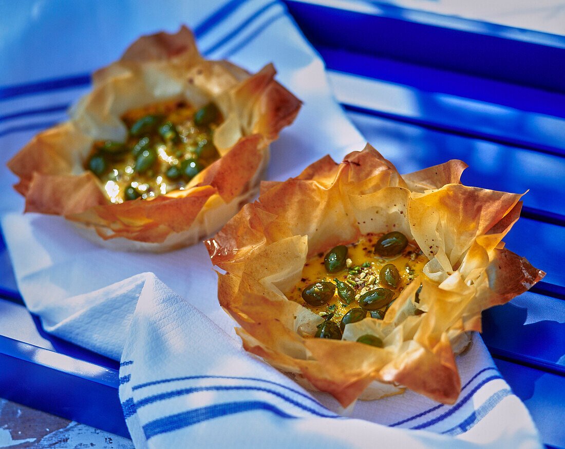 Crispy filo pastry tartlets with yoghurt and pistachio filling