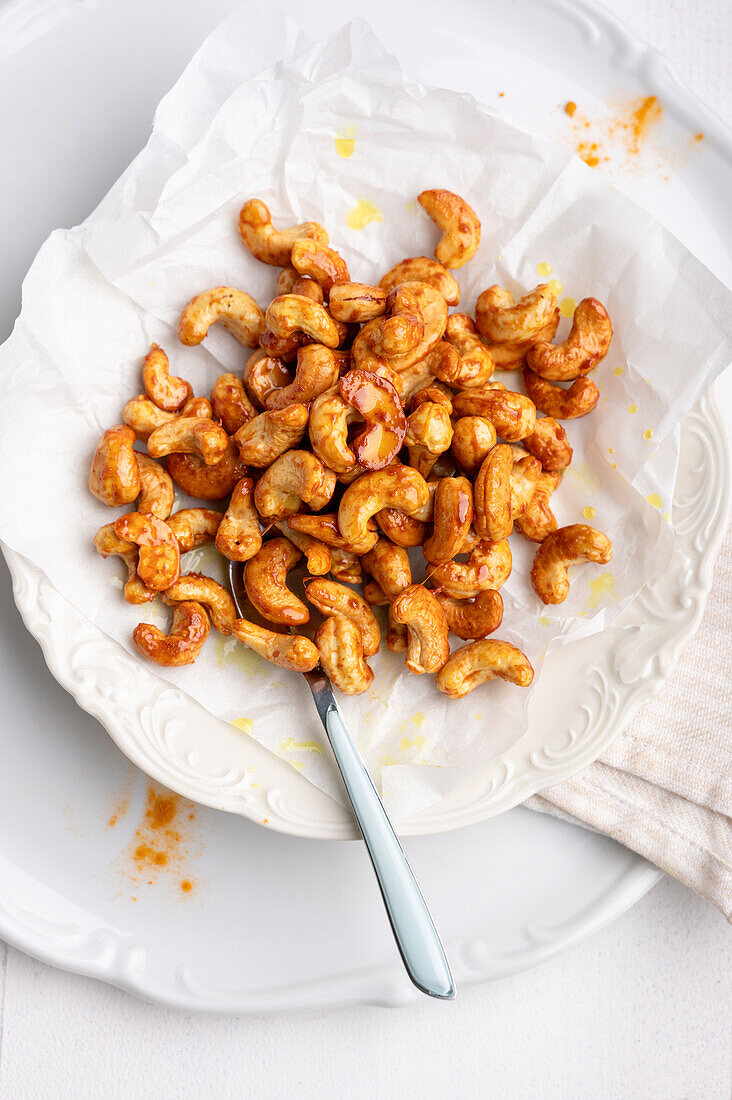 Caramelised spicy cashew nuts