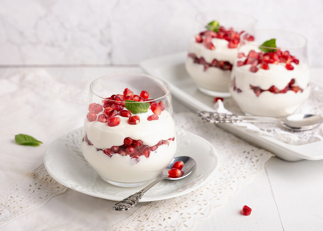 Veganes Quarkcreme-Granatapfel-Dessert im Glas