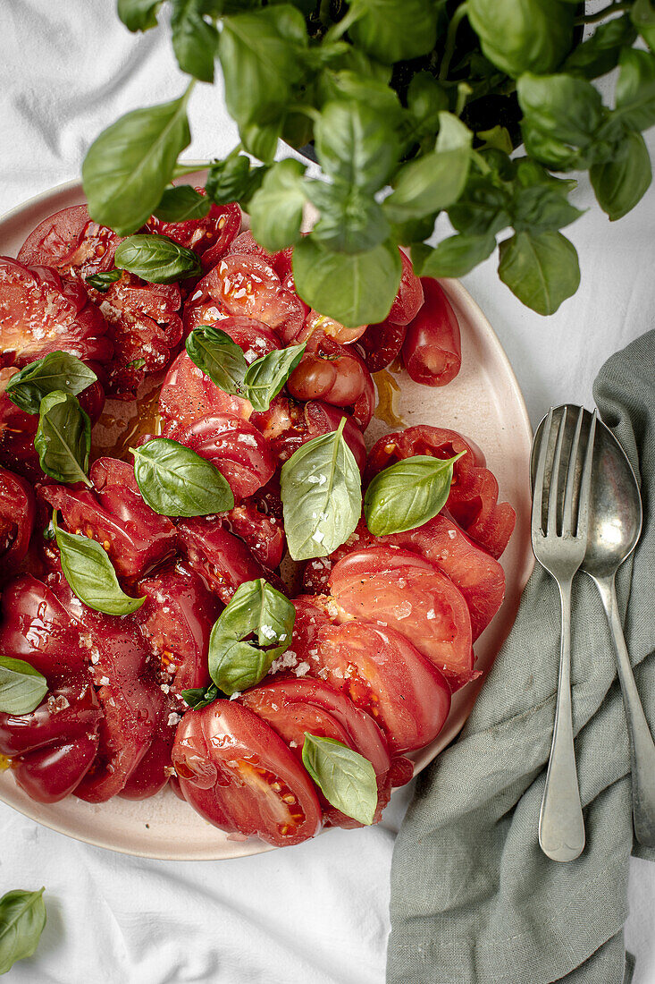 Tomatensalat mit Basilikum, Meersalzflocken und Olivenöl