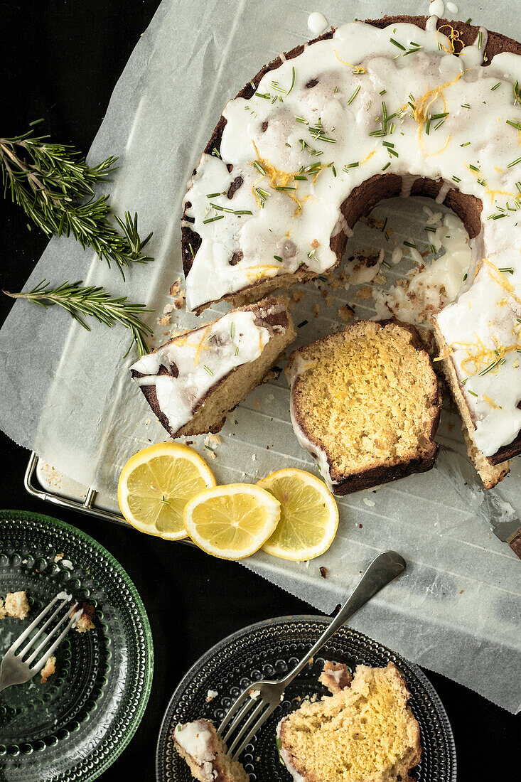 Veganer Zitronen-Kranzkuchen mit Rosmarin, angeschnitten