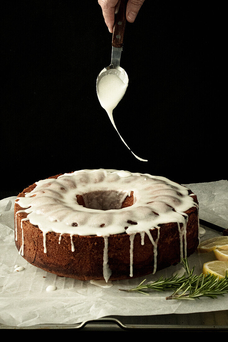 Veganer Zitronen-Kranzkuchen mit Rosmarin und Zuckerglasur