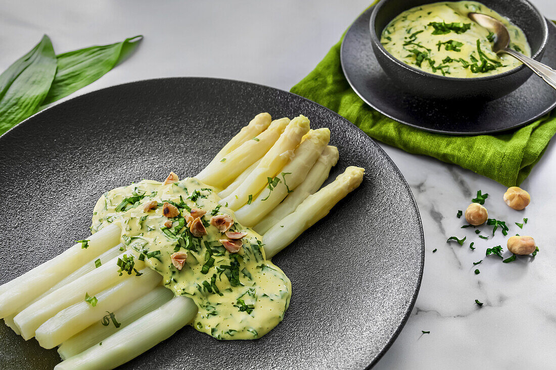 White asparagus with wild garlic hollandaise