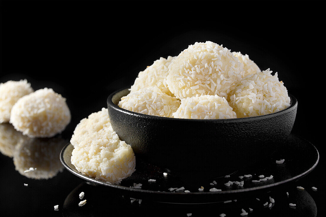 Coconut Ladoo, indisches Konfekt aus Kokosraspeln, Kondensmilch und Gewürzen