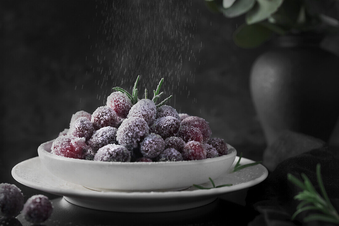 Mit Zucker überzogene Cranberries in Schälchen