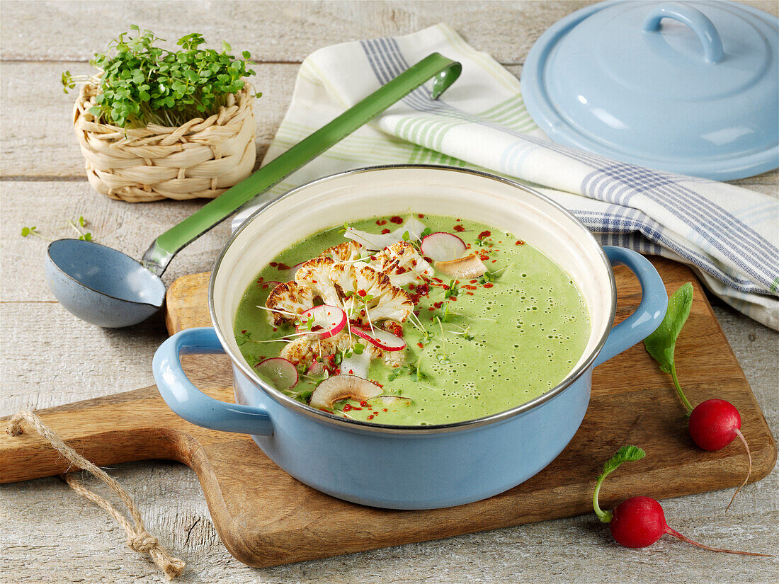 Cremige Blumenkohlsuppe mit Kokosnuss und Radieschen