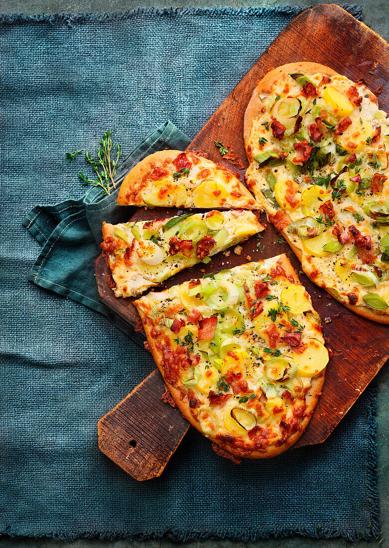 Potato tarte flambée with leek, mountain cheese and bacon