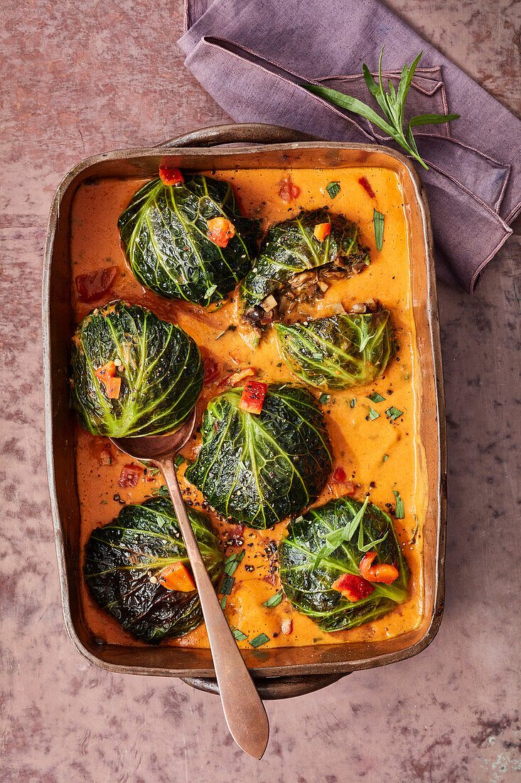 Vegane Wirsing-Pilz-Knödel auf Paprikasauce