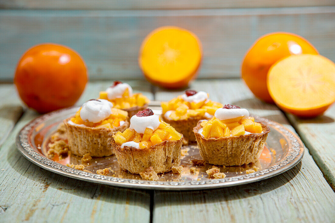 Mürbteig-Törtchen mit Sharon