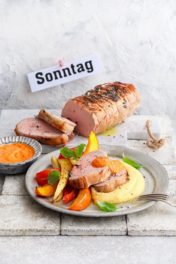 Schweinerücken mit buntem Ofengemüse und cremiger Polenta