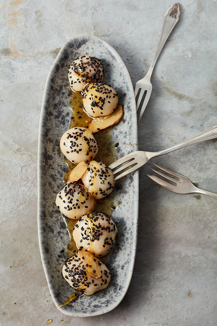 Gefüllte Reismehl-Bällchen mit Ingwersirup (vegan)