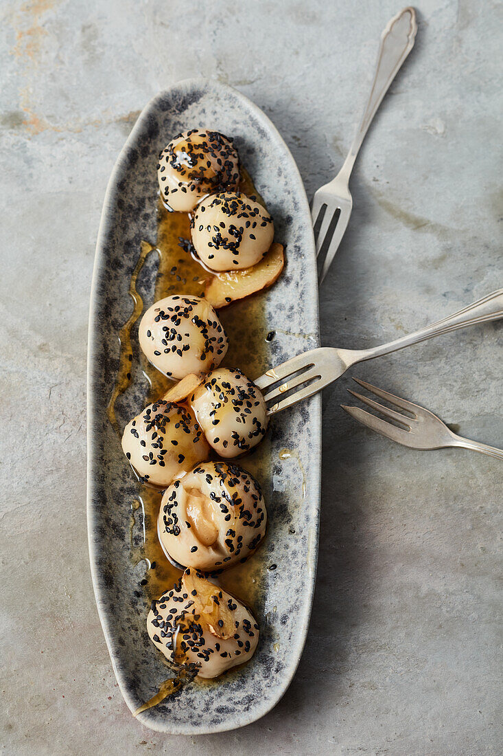 Stuffed rice flour balls with ginger syrup (vegan)