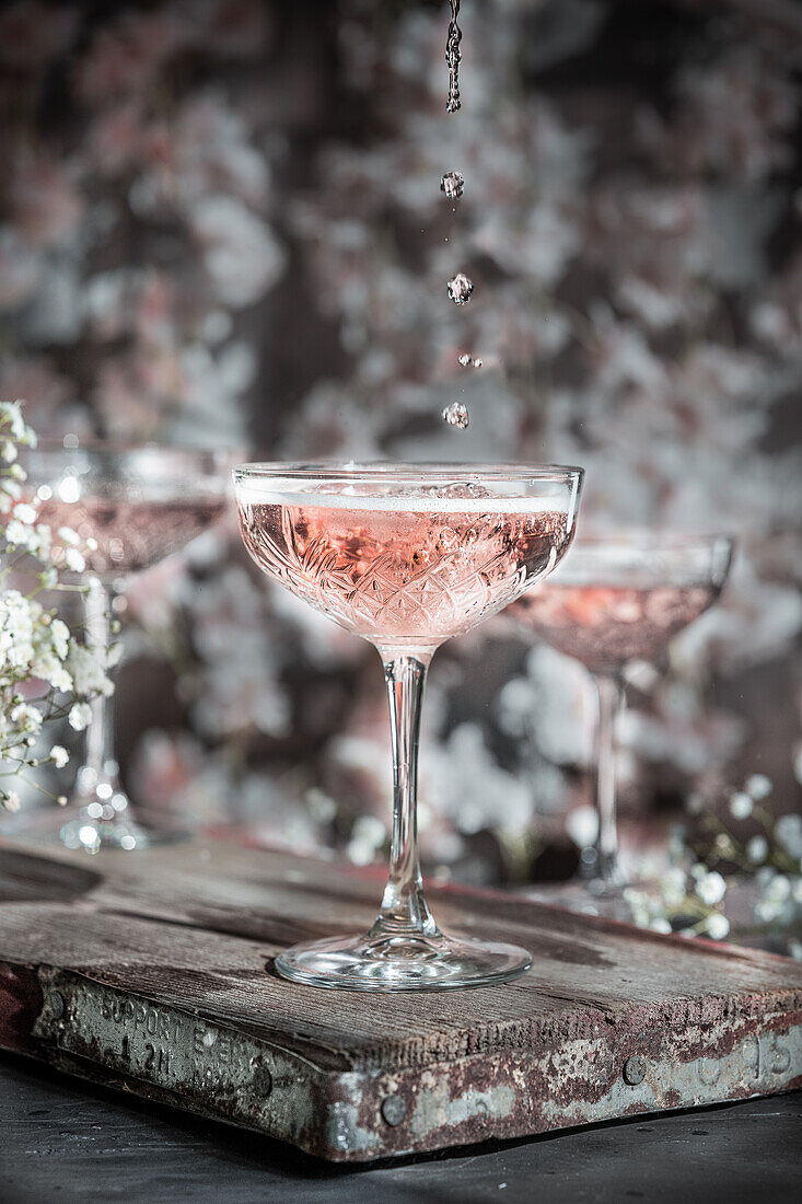 Rosé-Champagner wird in Gläser gegossen