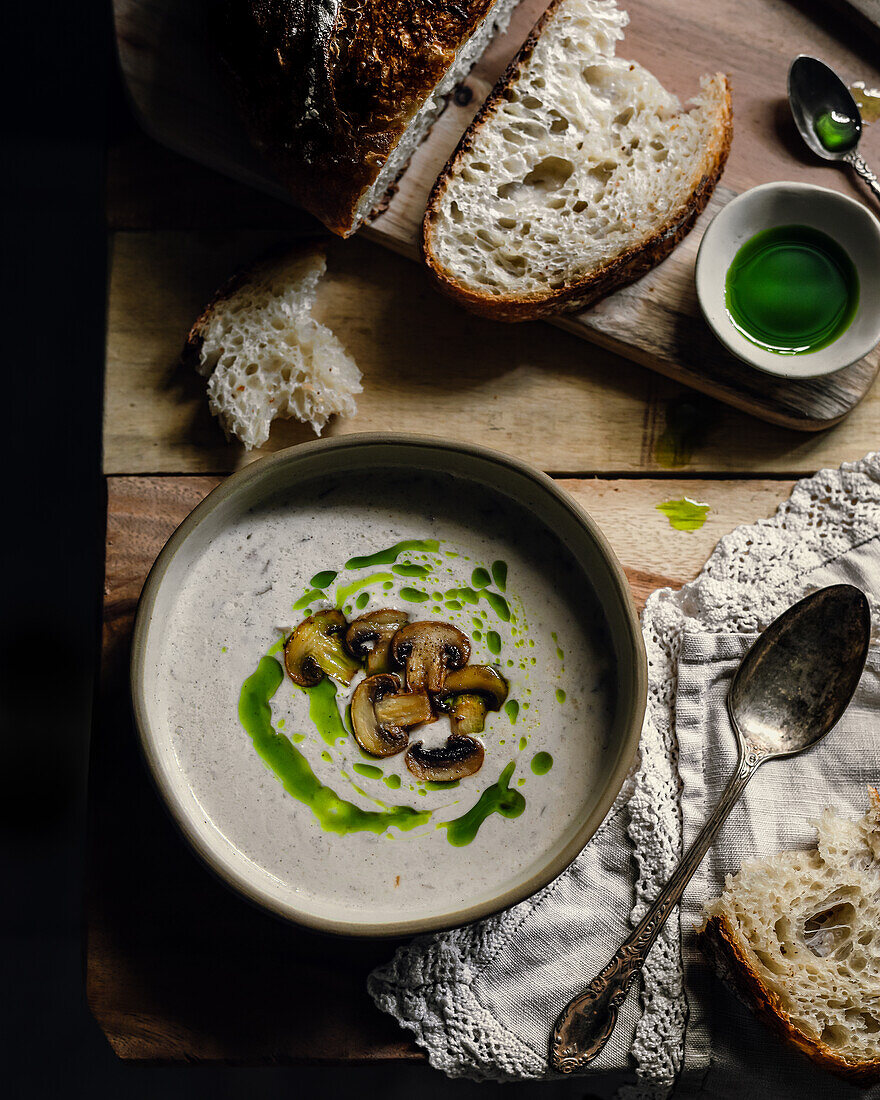 Vegane Pilzsuppe mit Petersilienöl