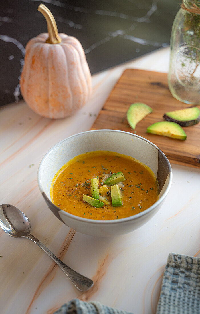 Butternut-Kürbissuppe mit Avocado