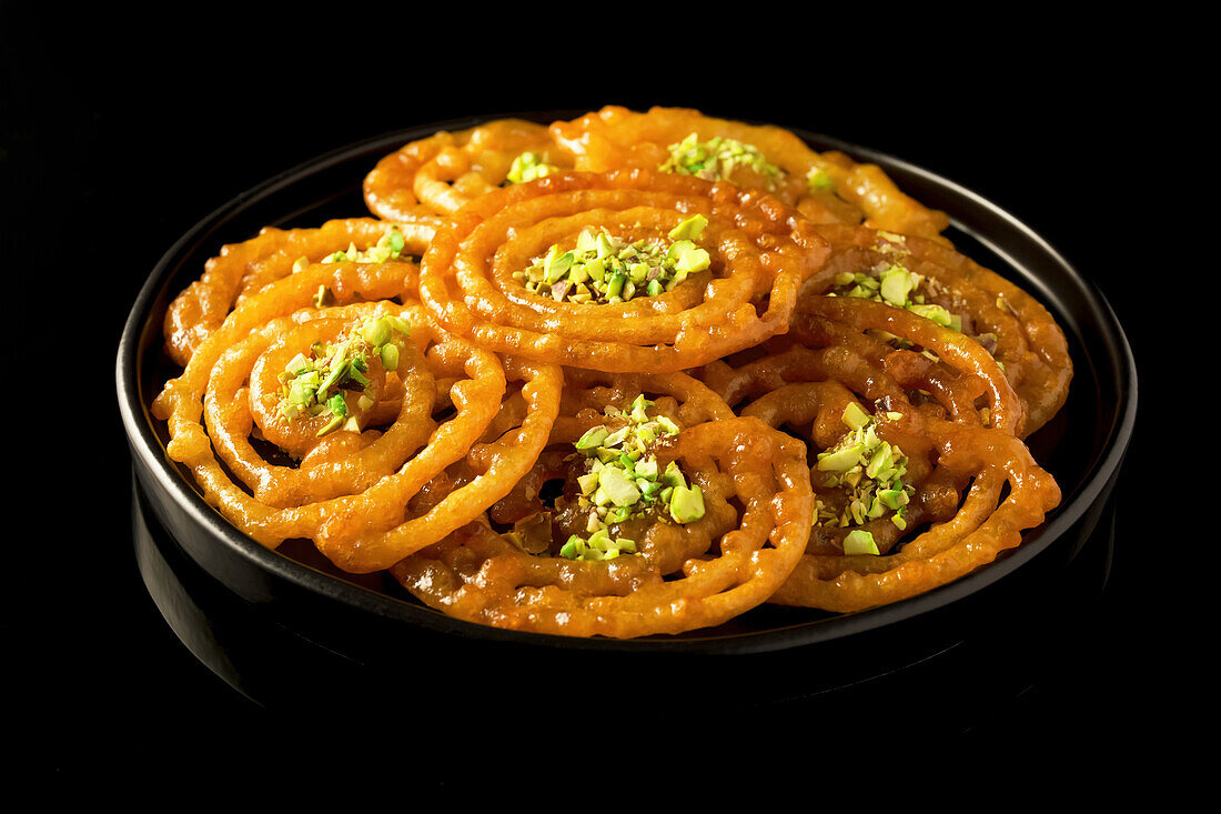 Ein Teller mit Jalebis, süßem indischen Dessertgebäck