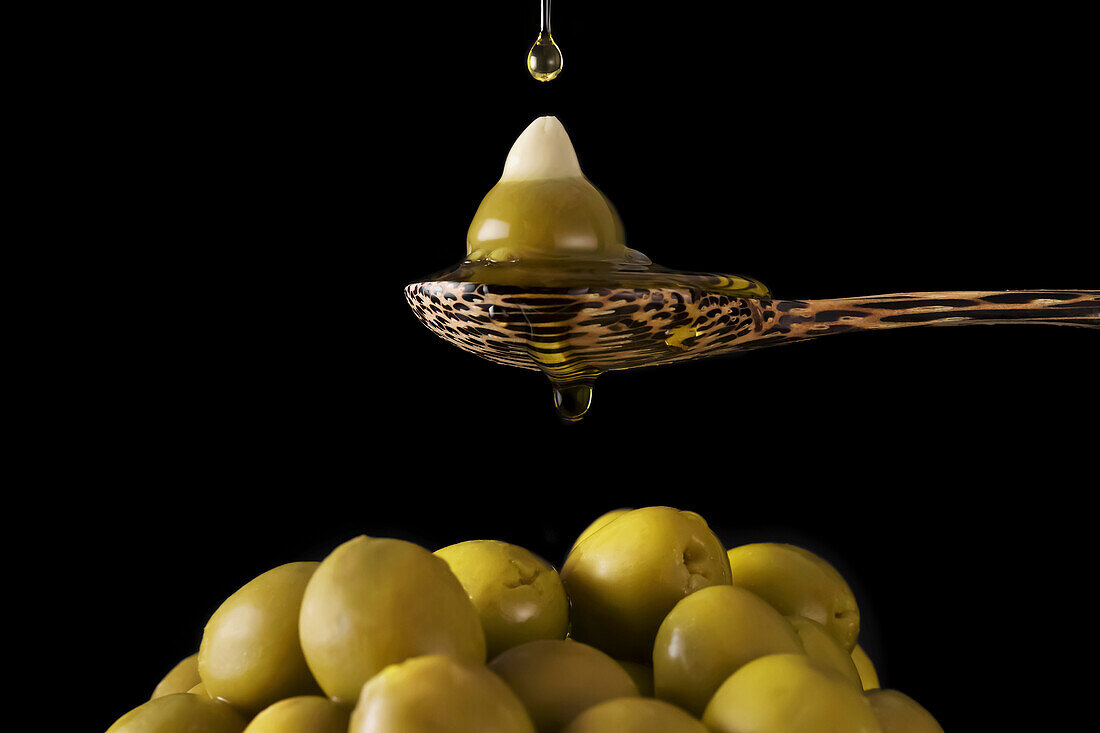 Grüne Oliven mit Mandelfüllung