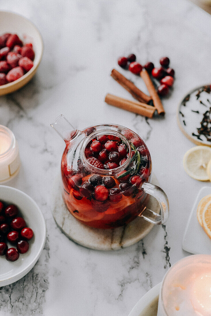 Infusion mit Preiselbeeren, Zitrone, Himbeeren, Zimt und Nelken