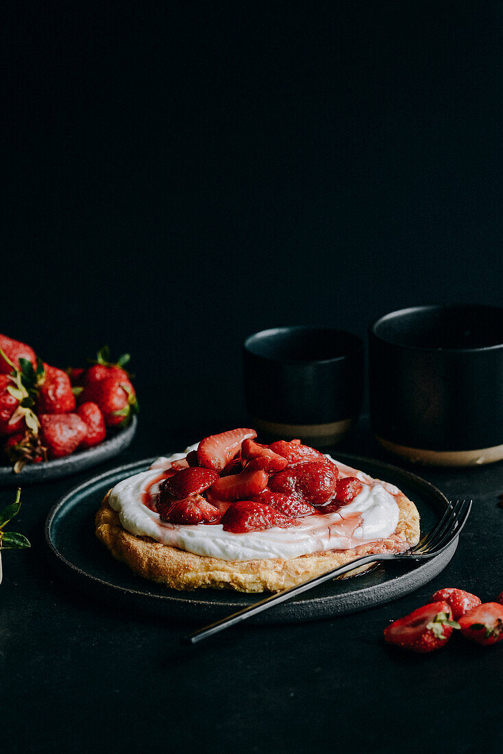 Fluffiges Omelett mit Joghurt und Erdbeeren