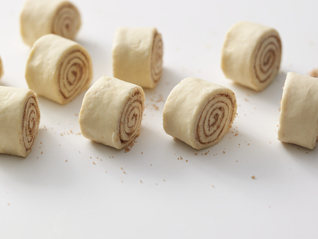 Dough rolls with cinnamon filling