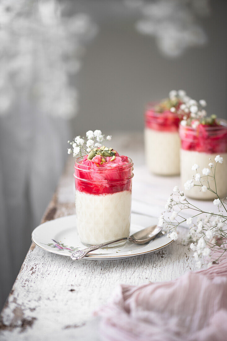 Vanilleparfait mit Rhabarberkompott