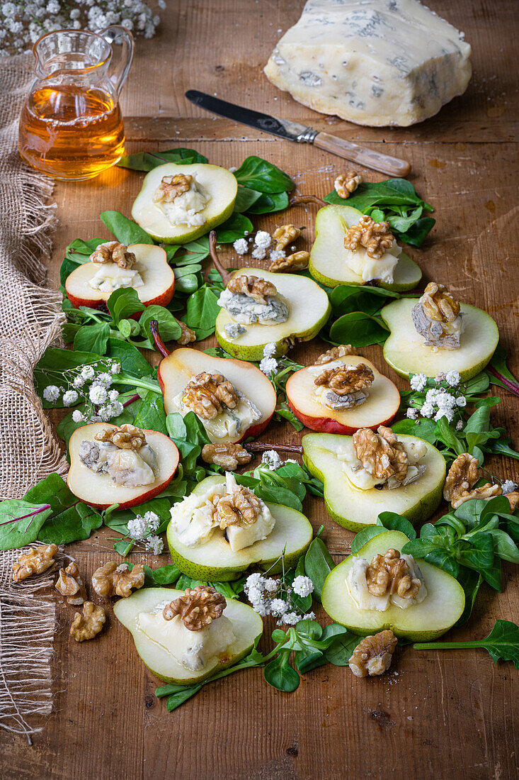 Pear slices with gorgonzola, walnuts and maple syrup