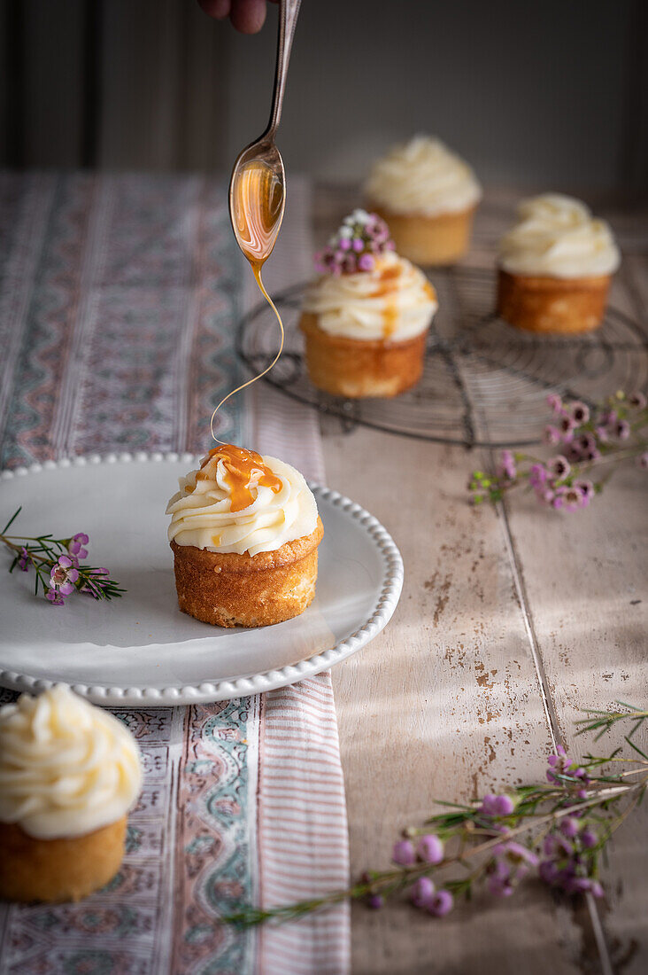 Cupcakes with vanilla cream and salted caramel sauce