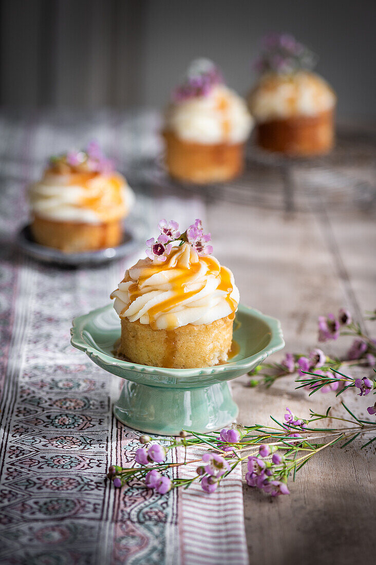 Cupcakes mit Vanillecreme und Salz-Karamell-Sauce