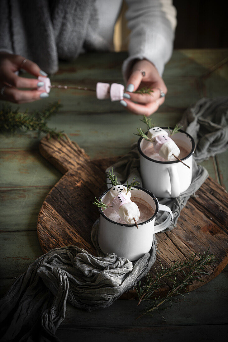 Heiße Schokolade mit Marshmallow-Männchen am Spieß