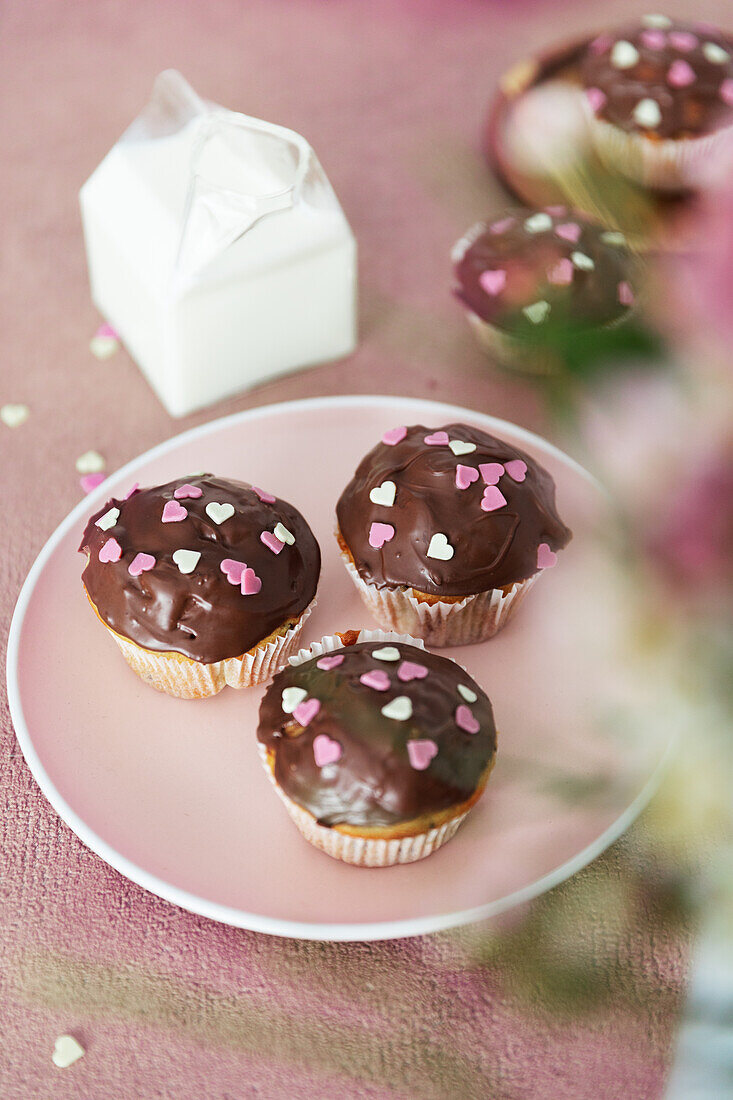 Chocolate muffins with small sugar hearts