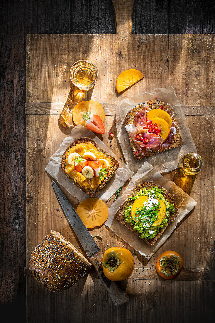 Sandwiches with persimmons and various toppings