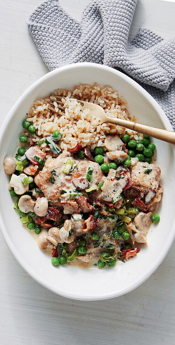 Creamy chicken with bacon and mushrooms from the slow cooker