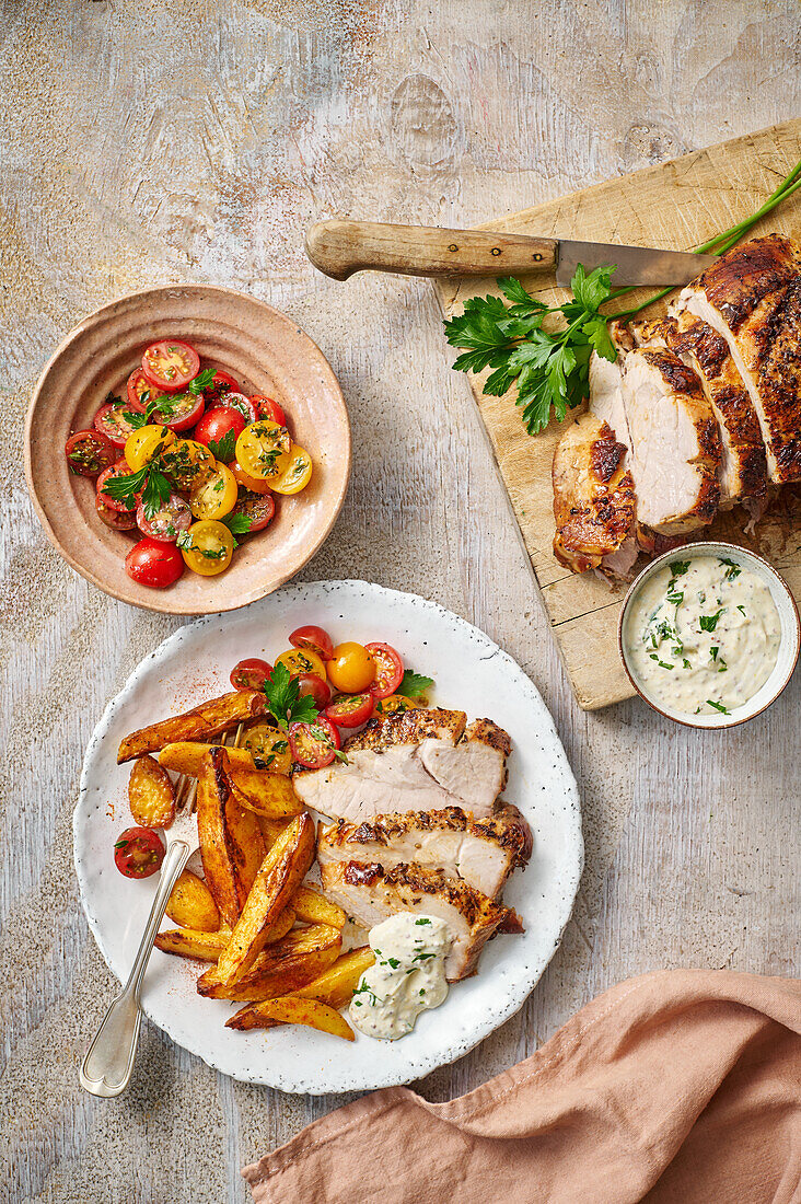 Schweinebraten mit Röstkartoffeln und Kräuterdip