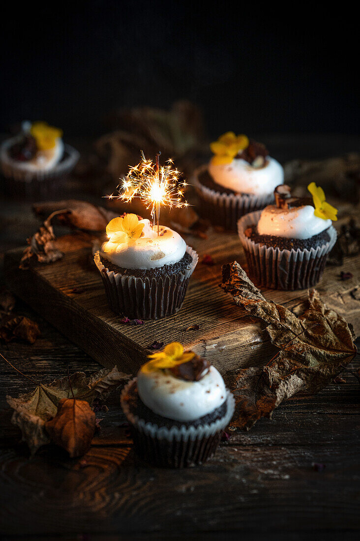 Herbst-Cupcakes mit Marshmallow-Schaum