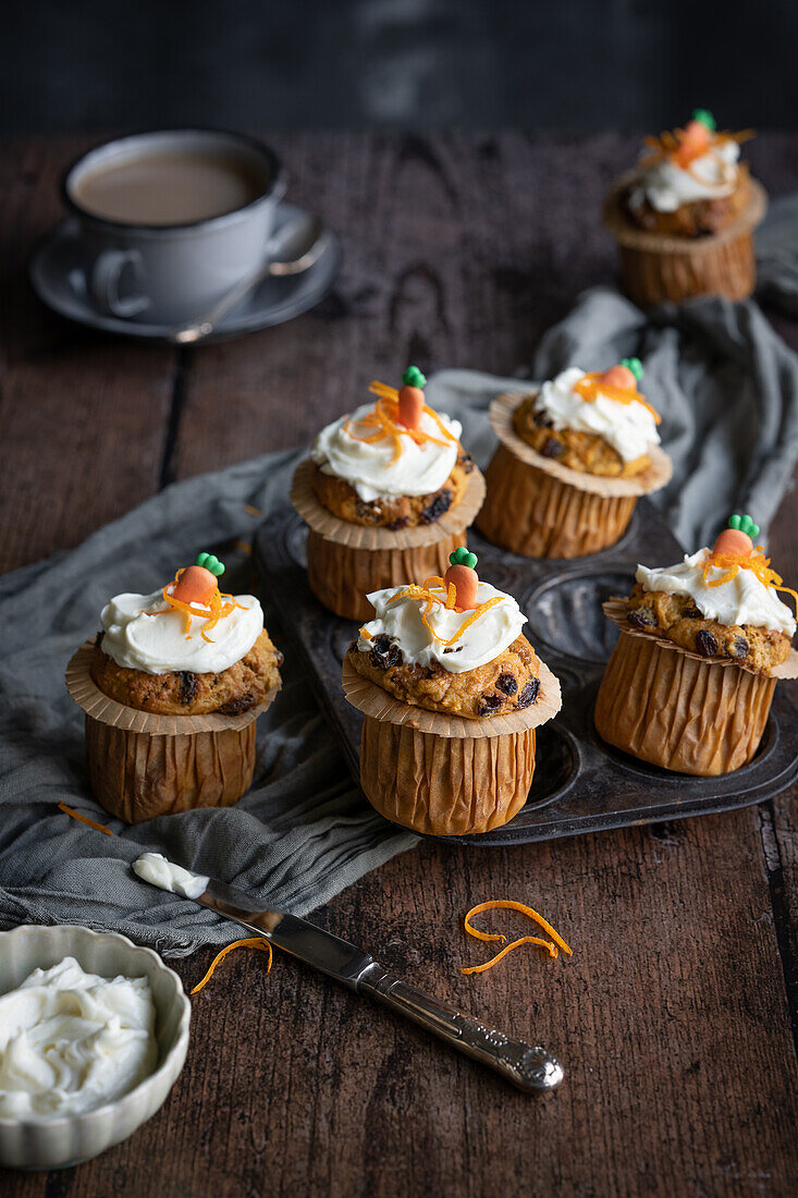 Möhrenkuchen-Muffins mit Frischkäseglasur