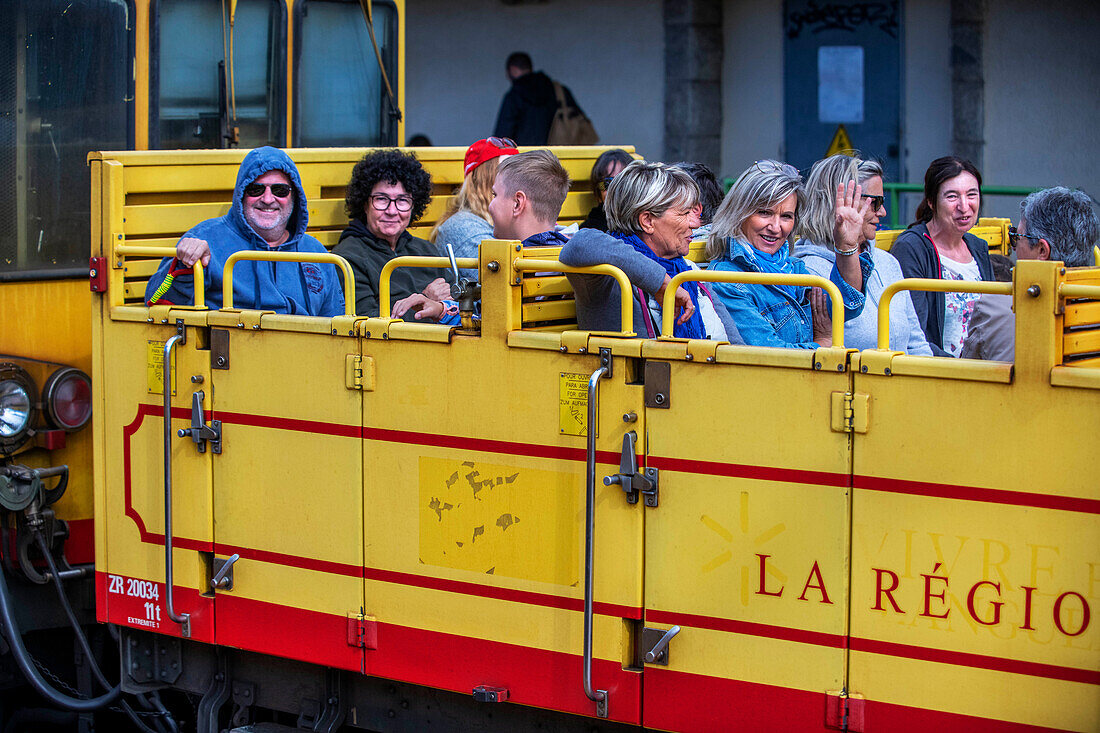Offener Waggon im Bahnhof Mont Louis La Cabanasse. Der Gelbe Zug oder Train Jaune, Pyrénées-Orientales, Languedoc-Roussillon, Frankreich