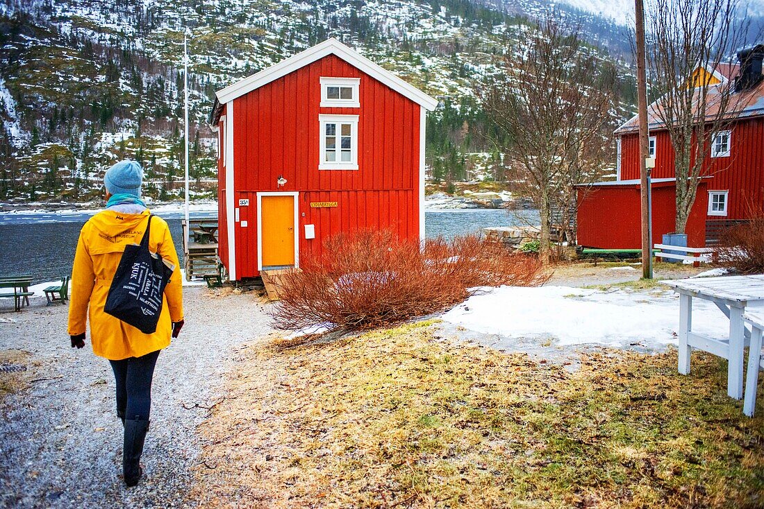 Farbenfrohe rote Fischereilagerhäuser, Mosjoen, Nordland, Norwegen